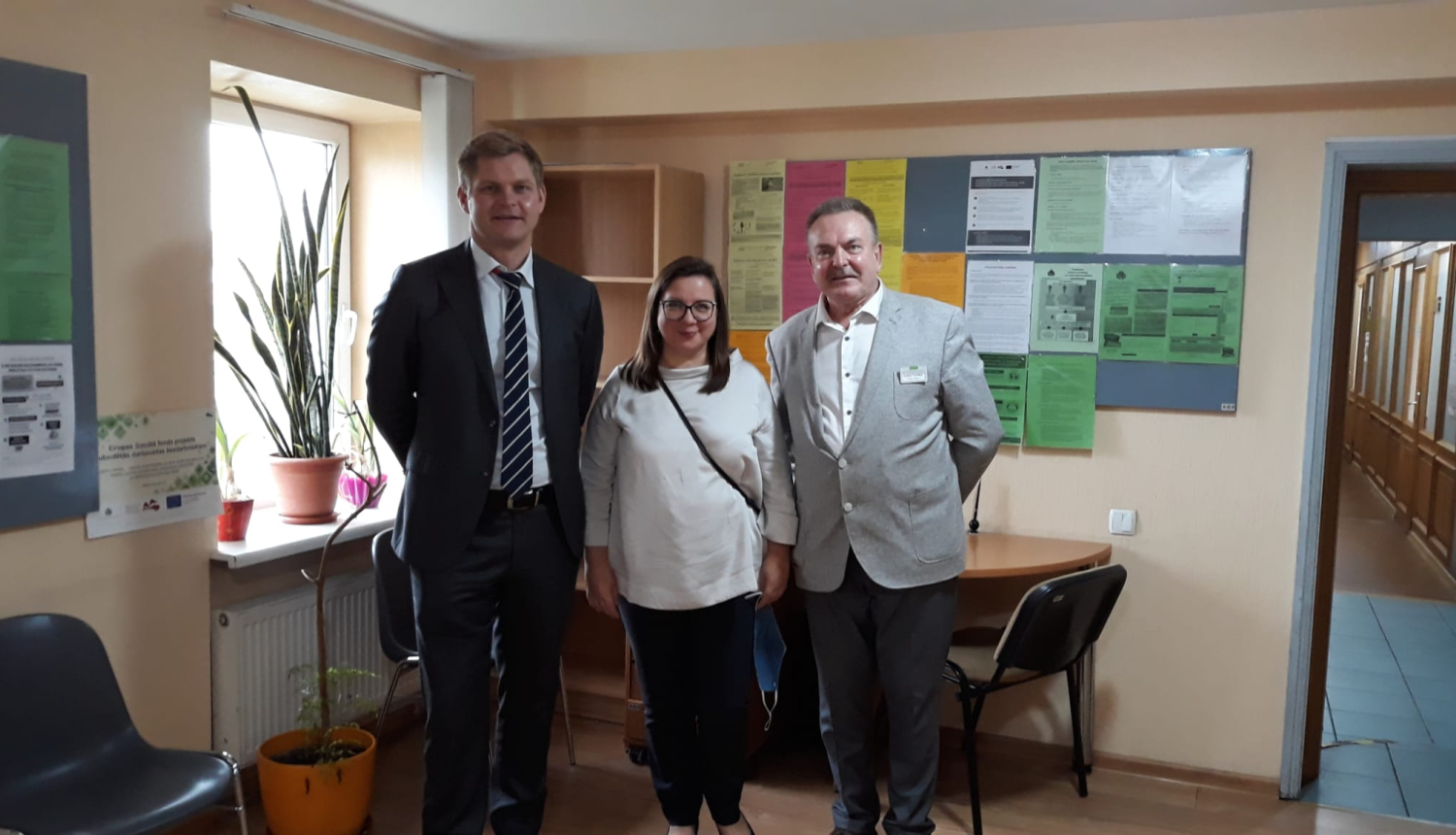 Fotoattēlā Labklājības ministrs Gatis Eglītis, Labklājības ministrijas parlamentārā sekretāre Evita Zālīte-Grosa, NVA Talsu filiāles vadītājs Andris Veršāns