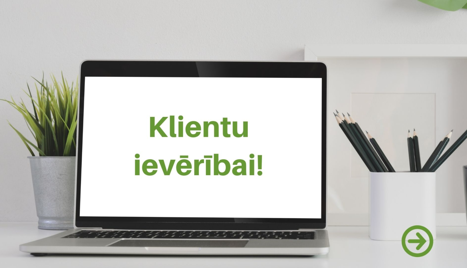 Darba galds ar datoru, teksts, NVA logo