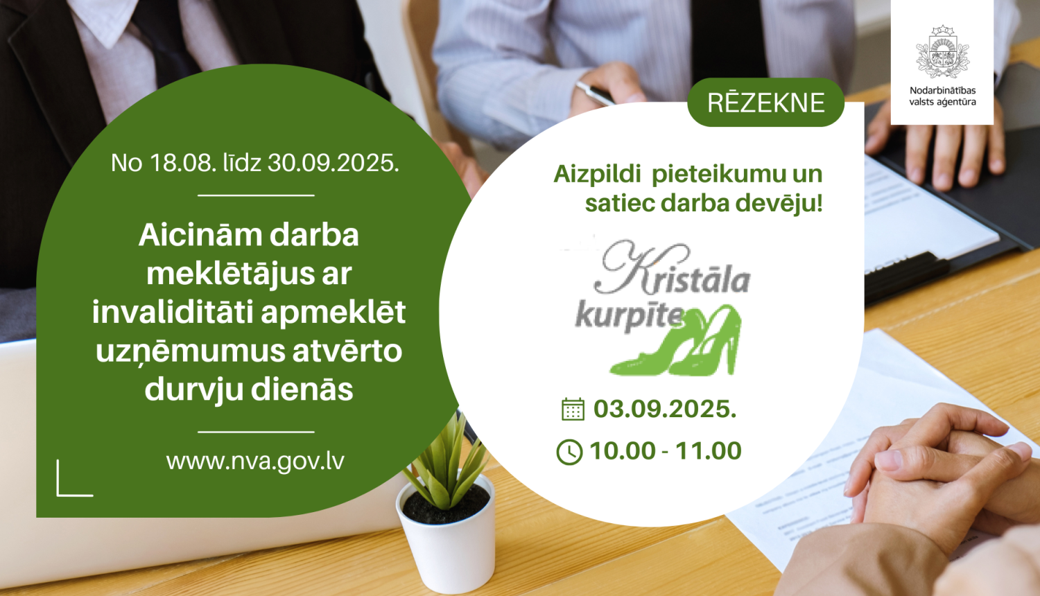 Plakāts. Atvērto durvju dienas uzņēmumos personām ar invaliditāti (18.08.–30.09.2025). Rēzekne: tikšanās ar darba devēju — “Kristāla kurpīte” 03.09.2025 plkst. 10.00–11.00. Aicinājums aizpildīt pieteikumu. Fonā cilvēki pie galda, uz kura novietoti dokumenti un CV. Redzami NVA un “Kristāla kurpīte” logotipi; norādīta vietne www.nva.gov.lv