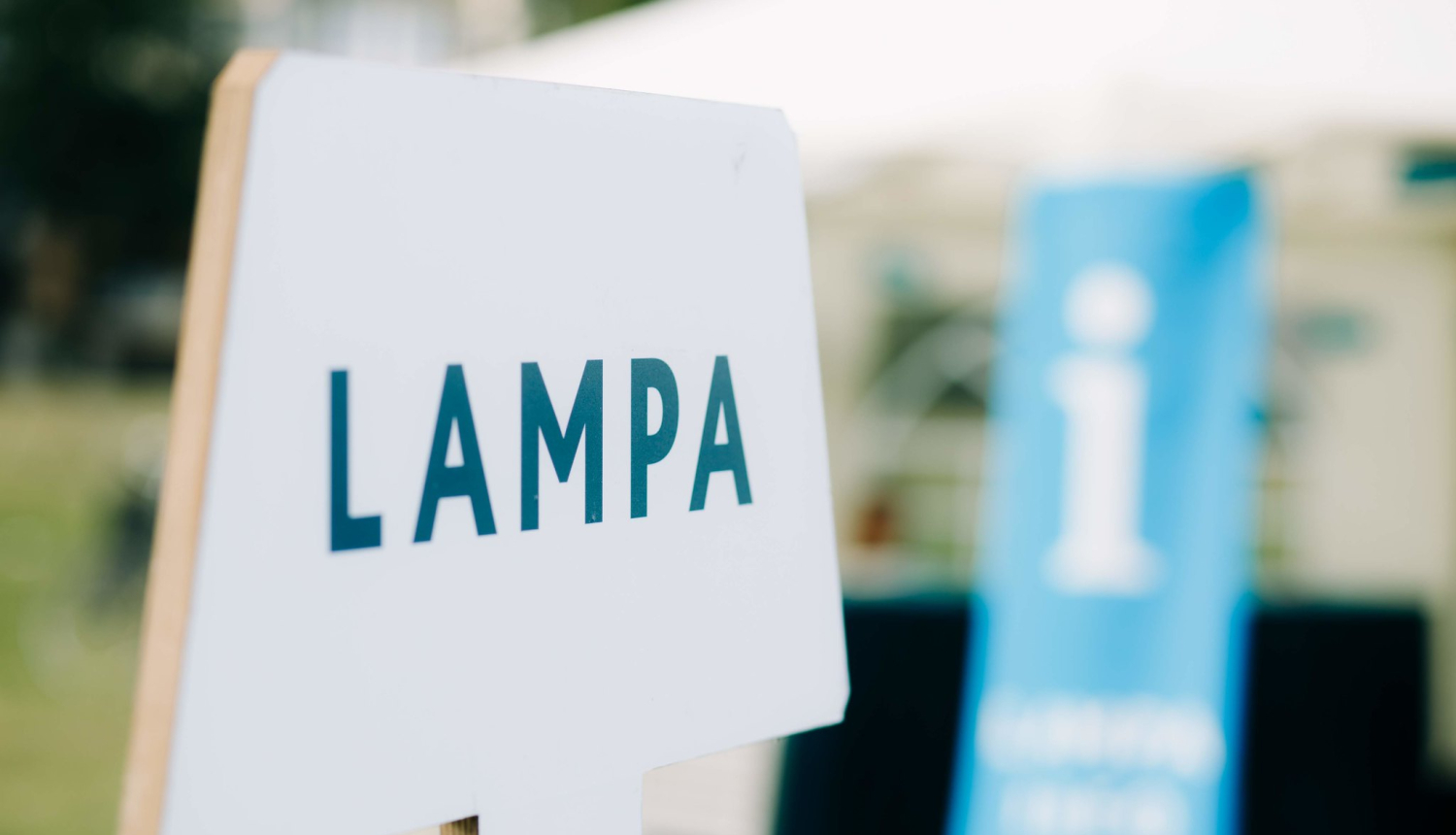 Attēls no Sarunu festivāls “Lampa”. Uz attēla plāksnes ar nosaukumu “Lampa”