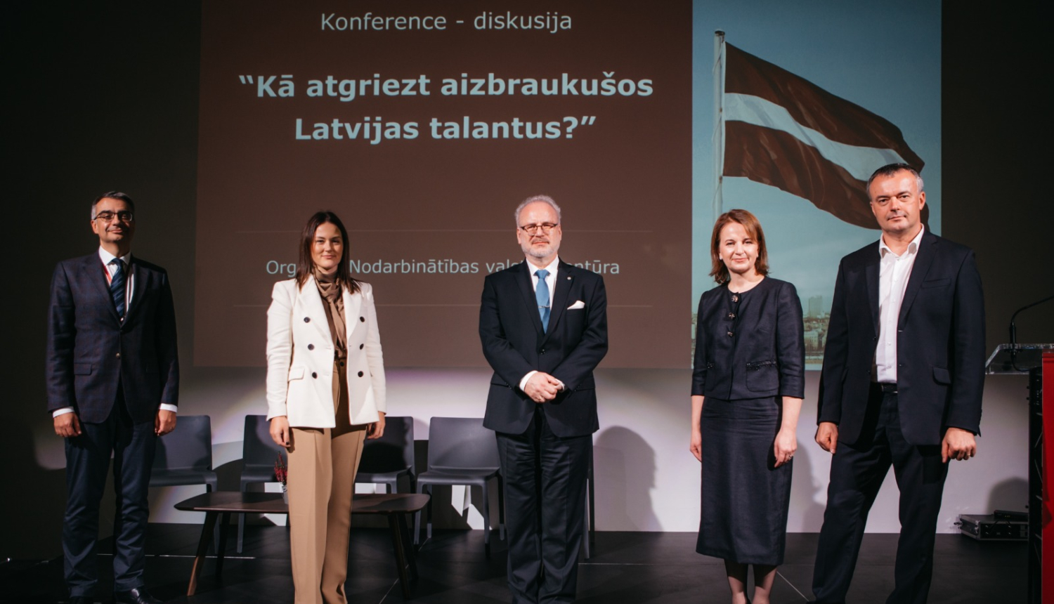 Kopīgais attēls, fotomirklis:  Daunis Auers, Kristīne Stašāne, Egils Levits, Evita Simsone, Pēteris Strautiņš