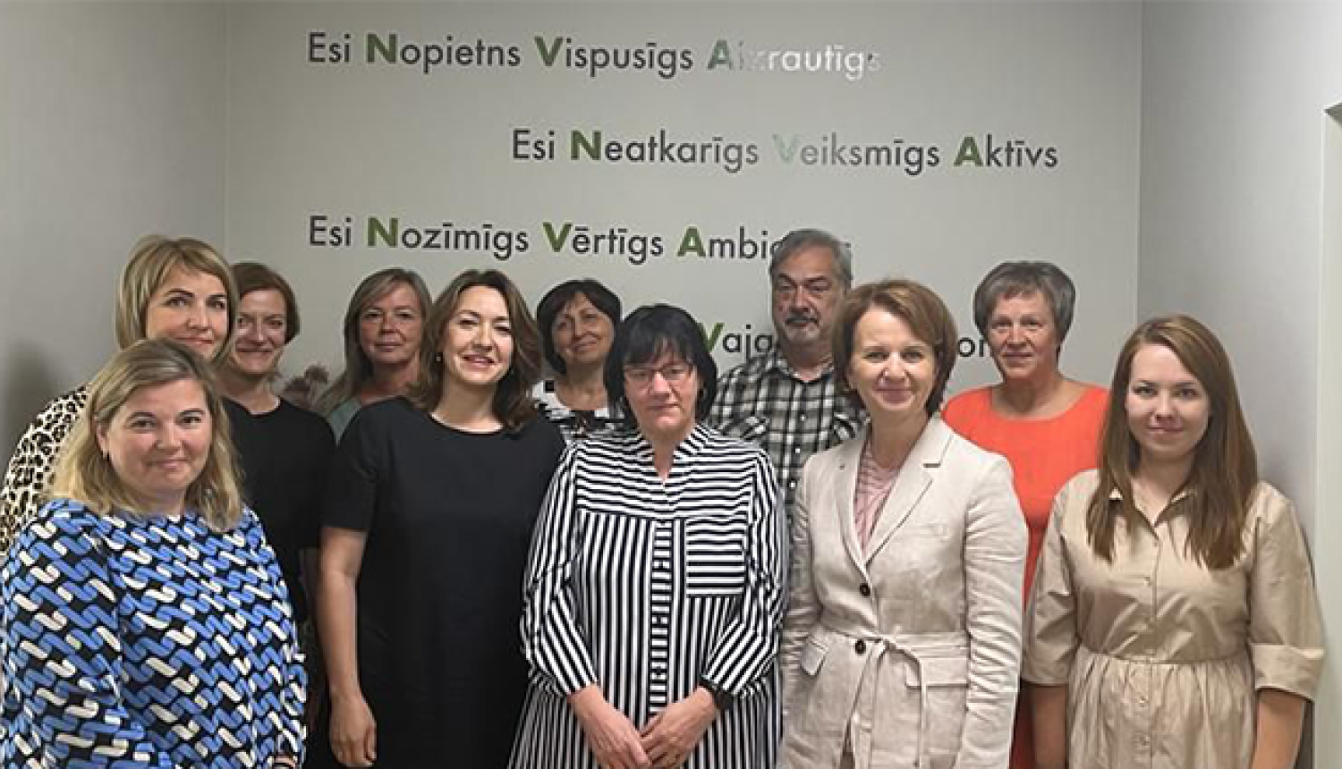 NVA direktore un darbinieki Rīgas reģionālās filiāles klientu apkalpošanas centra Valkā atklāšanā