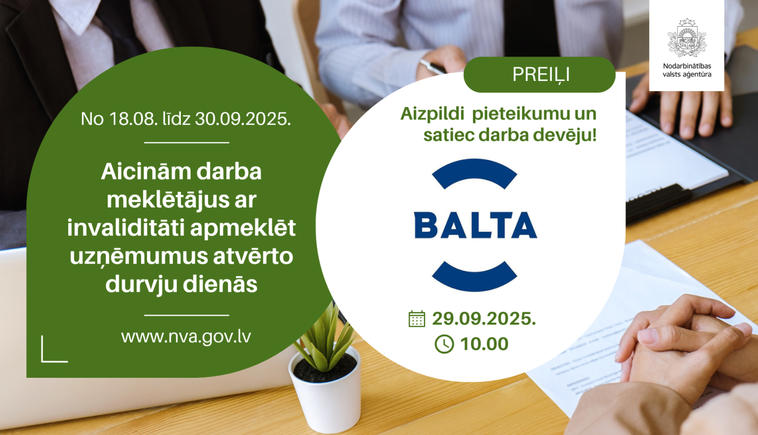 Plakāts. Atvērto durvju dienas uzņēmumos personām ar invaliditāti (18.08.–30.09.2025). Rīga: tikšanās ar darba devēju — VSIA “Traumatoloģijas un ortopēdijas slimnīca” (TOS) 09.09.2025 plkst. 11.00–13.00. Aicinājums aizpildīt pieteikumu. Fonā cilvēki pie galda uz kura novietoti dokumenti un CV. 