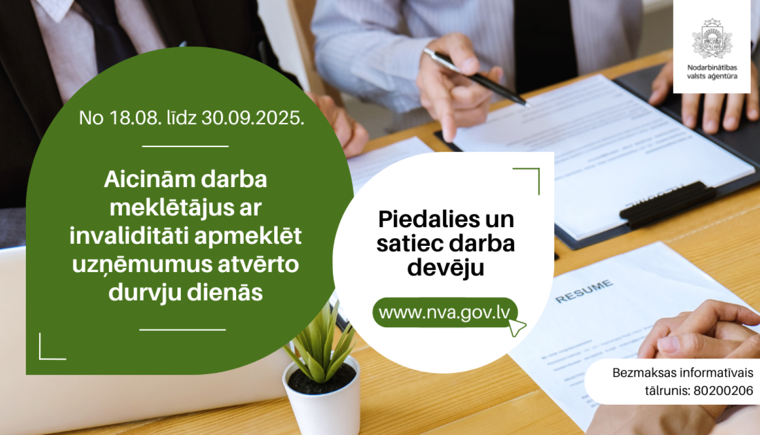 Trīs cilvēki sēž pie galda un komunicē par darba iespējām, un vienam no viņiem zem rokām ir CV.