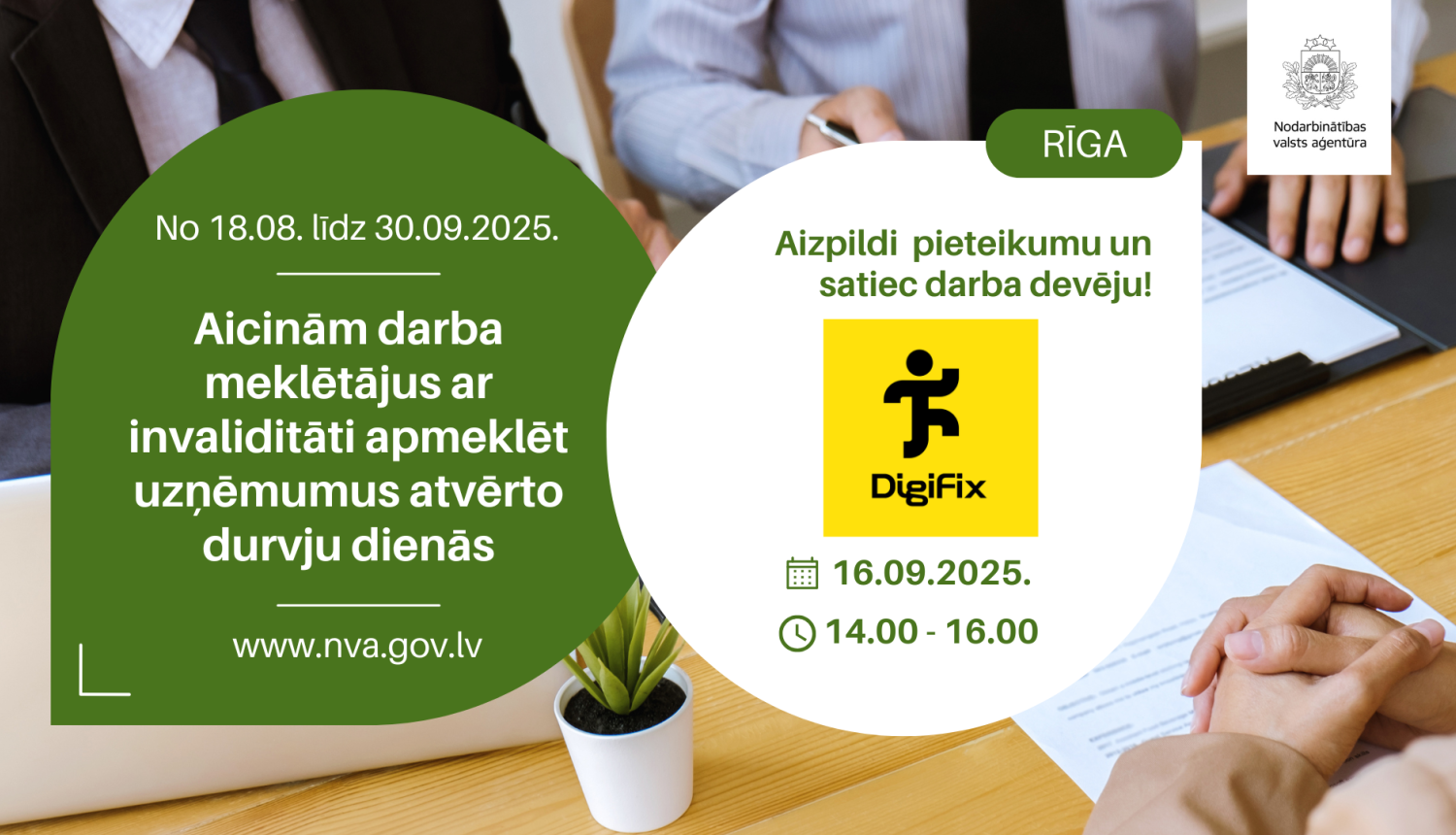 Plakāts. Atvērto durvju dienas uzņēmumos personām ar invaliditāti (18.08.–30.09.2025). Rīga: tikšanās ar darba devēju — “DigiFix” 16.09.2025 plkst. 14.00–16.00. Aicinājums aizpildīt pieteikumu. Fonā cilvēki pie galda, uz kura novietoti dokumenti un CV. Redzami NVA un “DigiFix” logotipi; norādīta vietne www.nva.gov.lv