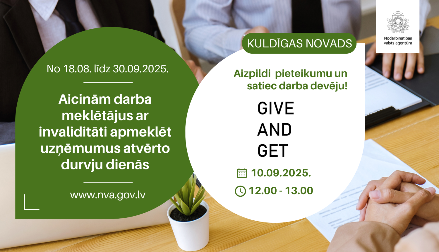 Plakāts. Atvērto durvju dienas uzņēmumos personām ar invaliditāti (18.08.–30.09.2025). Kuldīgas novads: tikšanās ar darba devēju — Biedrība “Give and Get” 10.09.2025 plkst. 12.00–13.00. Aicinājums aizpildīt pieteikumu. Fonā cilvēki pie galda, uz kura novietoti dokumenti un CV. Redzams NVA logotips; norādīta vietne www.nva.gov.lv