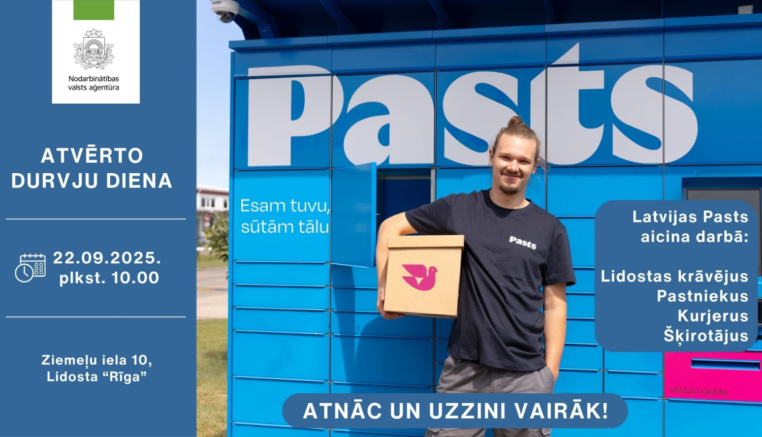 Plakāts. Atvērto durvju diena Latvijas Pastā. Smaidīgs pastnieks pie pakomāta.