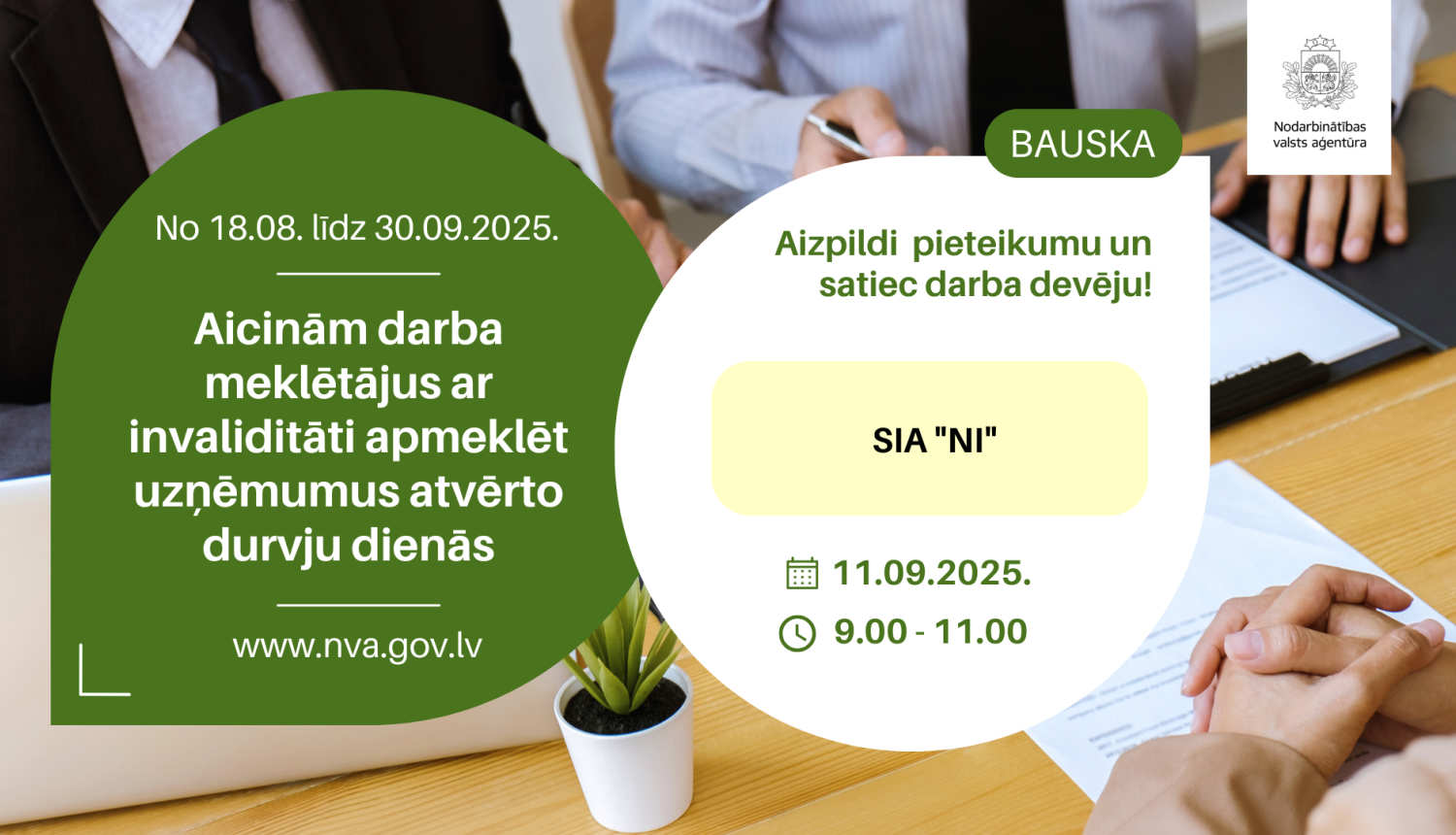 Plakāts. Atvērto durvju dienas uzņēmumos personām ar invaliditāti (18.08.–30.09.2025). Bauska: tikšanās ar darba devēju — SIA “NI” 11.09.2025 plkst. 9.00–11.00. Aicinājums aizpildīt pieteikumu. Fonā cilvēki pie galda, uz kura novietoti dokumenti un CV. Redzams NVA logotips un darba devēja nosaukums; norādīta vietne www.nva.gov.lv