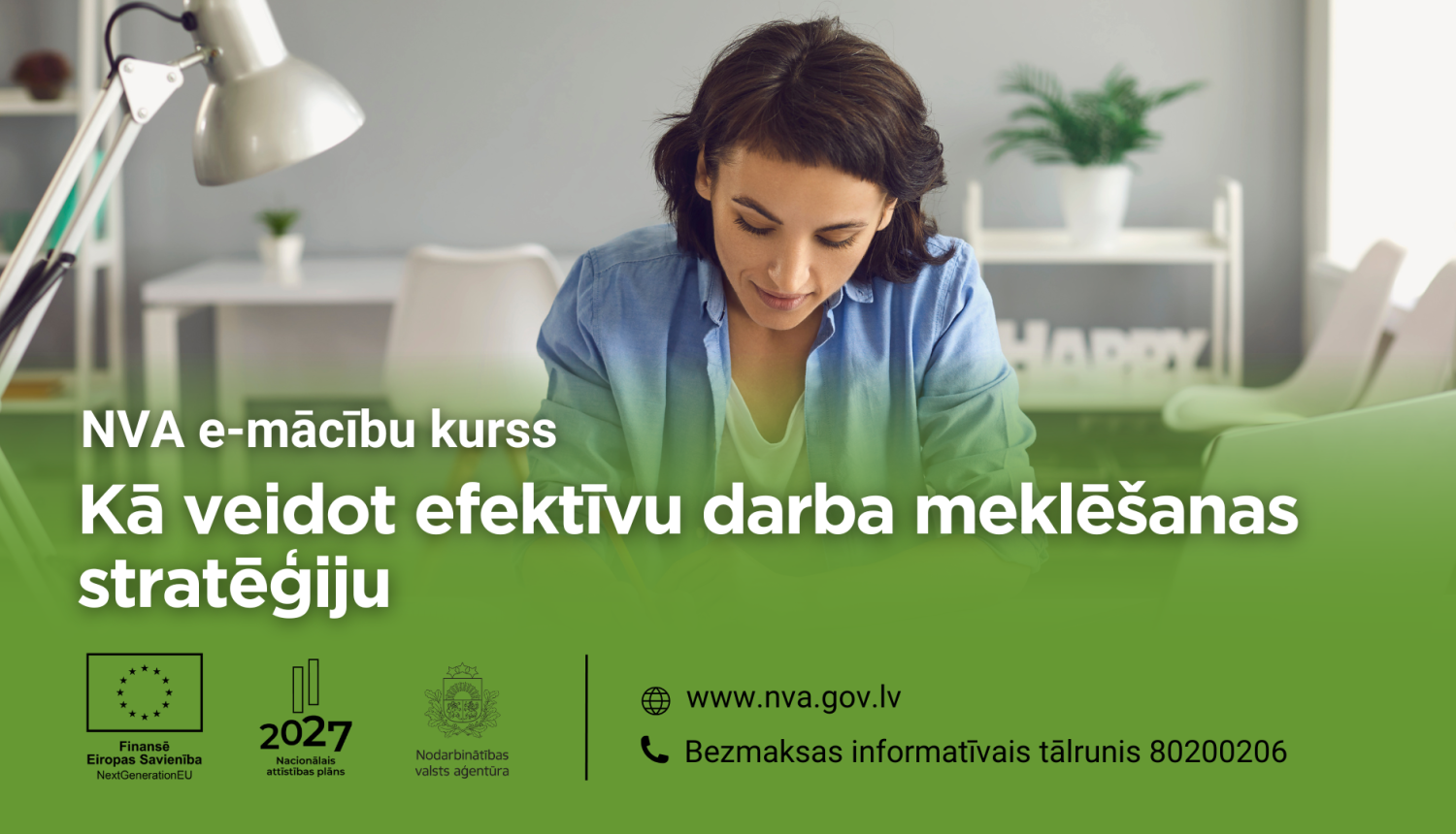 Attēlā redzama sieviete pie rakstāmgalda, kas piedalās NVA e-mācību kursā “Kā veidot efektīvu darba meklēšanas stratēģiju”. Tāpat attēlā iekļauti NVA, Eiropas Savienības un Nacionālā attīstības plāna 2027 logotipi.