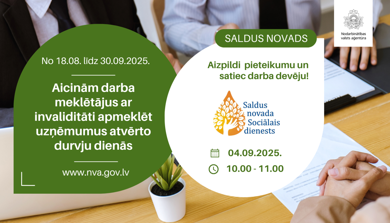 Plakāts. Atvērto durvju dienas uzņēmumos personām ar invaliditāti (18.08.–30.09.2025). Saldus novads: tikšanās ar darba devēju — Saldus novada Sociālais dienests 04.09.2025 plkst. 10.00–11.00. Aicinājums aizpildīt pieteikumu. Fonā cilvēki pie galda, uz kura novietoti dokumenti un CV. Redzami NVA un Saldus novada Sociālā dienesta logotipi; norādīta vietne www.nva.gov.lv