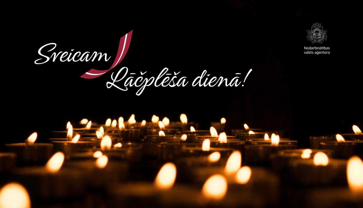 Apsveikums: Sveicam Lāčplēša dienā! Tumšā fonā deg daudzas svecītes, radot piemiņas un cieņas noskaņu.