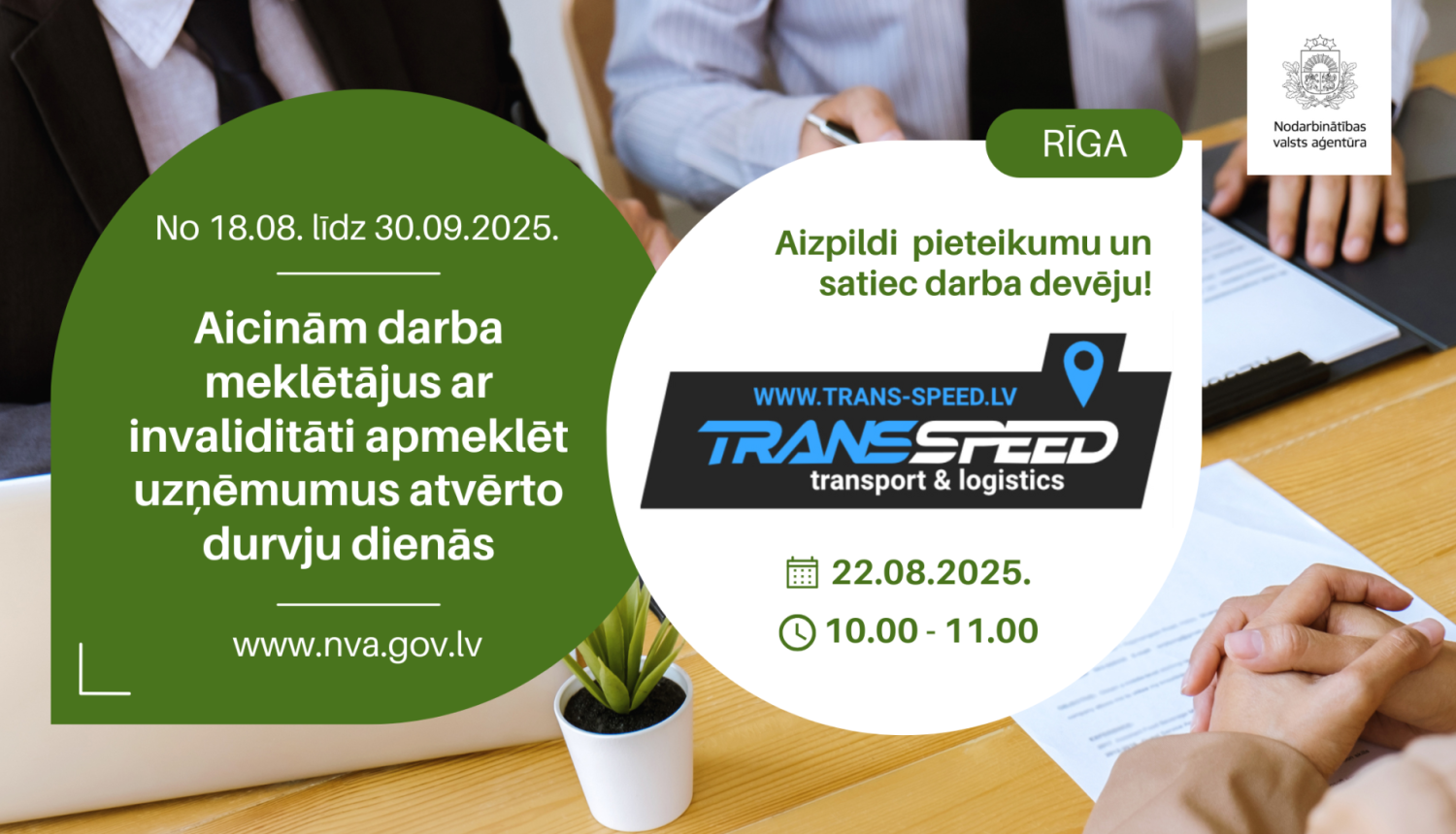 Trīs cilvēki sēž pie galda un komunicē par darba iespējām, un vienam no viņiem zem rokām ir CV.
