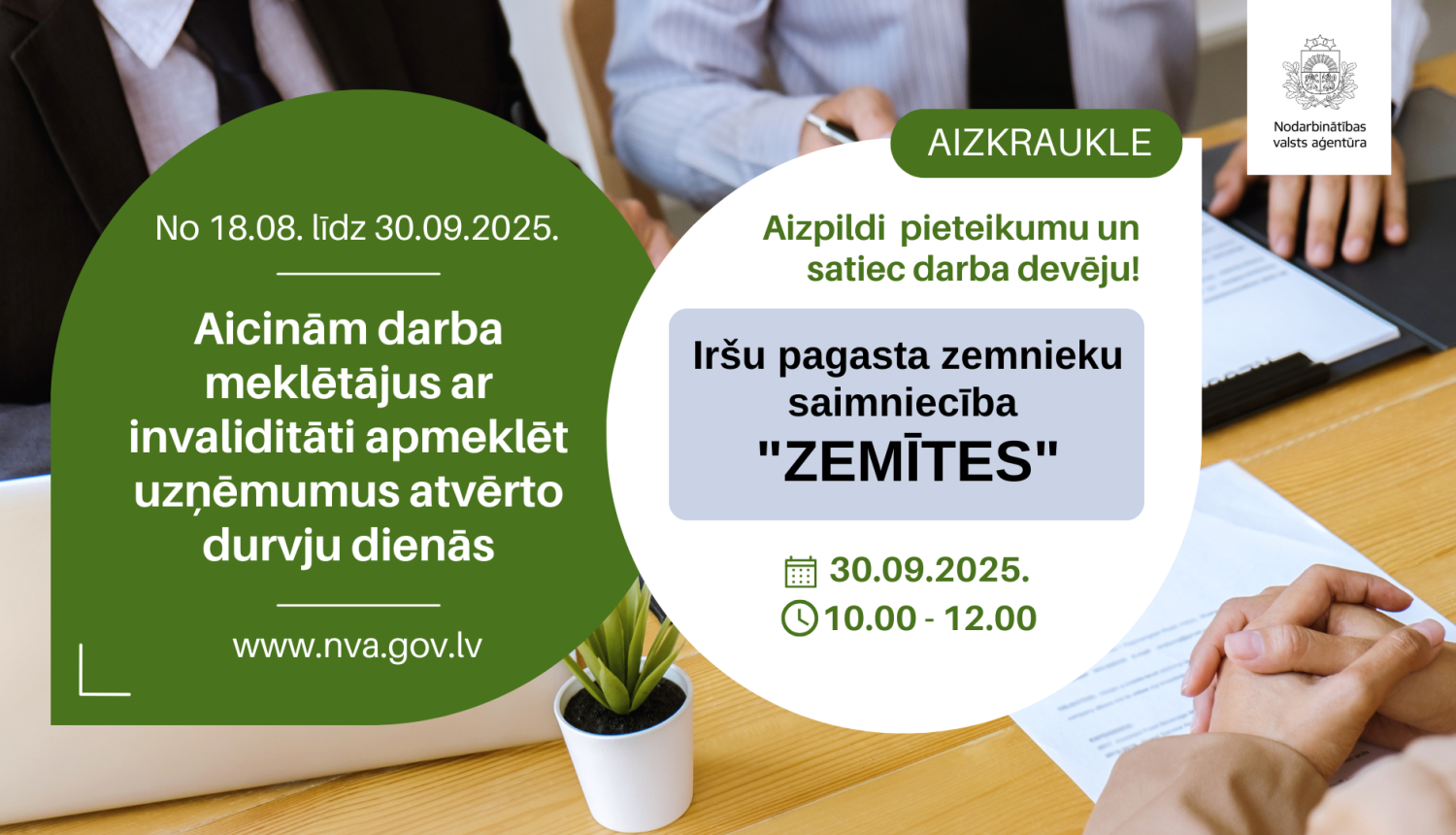 Plakāts. Atvērto durvju dienas uzņēmumos personām ar invaliditāti (18.08.–30.09.2025). Rīga: tikšanās ar darba devēju — VSIA “Traumatoloģijas un ortopēdijas slimnīca” (TOS) 09.09.2025 plkst. 11.00–13.00. Aicinājums aizpildīt pieteikumu. Fonā cilvēki pie galda uz kura novietoti dokumenti un CV. 