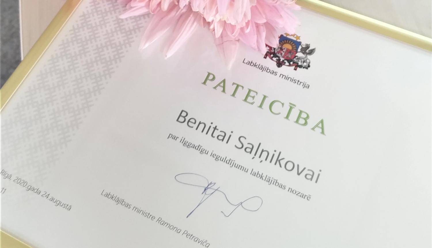 Foto: NVA Ventspils filiāles vadītājai Benitai Saļņikovai pasniegts Labklājības ministrijas Pateicības raksts par ilggadīgu ieguldījumu labklājības nozarē