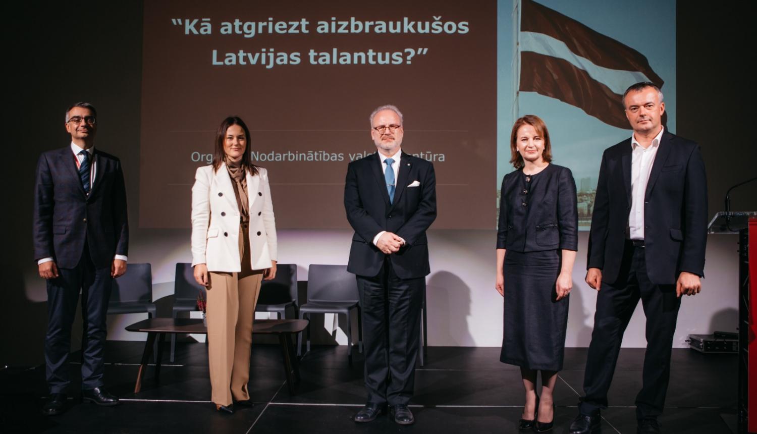 Kopīgais attēls, fotomirklis:  Daunis Auers, Kristīne Stašāne, Egils Levits, Evita Simsone, Pēteris Strautiņš