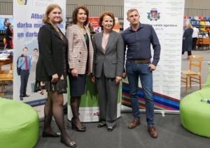 Daugavpils Olimpiskā centra Lielajā zālē darba meklētāji satikās ar darba devējiem